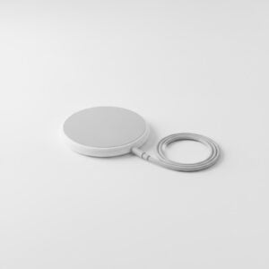 Chargeur à induction magnétique 15 W, vu de trois quarts sur fond neutre