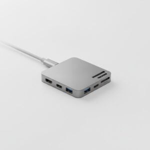 Hub USB-C 6 en 1 avec HDMI et lecteur de cartes, vu de trois quarts sur fond neutre