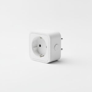 Prise connectée Wi-Fi avec mesure de consommation, vu de trois quarts sur fond neutre