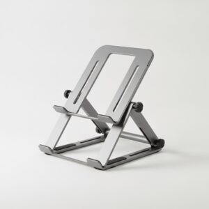 Support d'ordinateur portable en aluminium, vu de trois quarts sur fond neutre