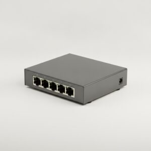 Switch Ethernet 5 ports Gigabit, vu de trois quarts sur fond neutre